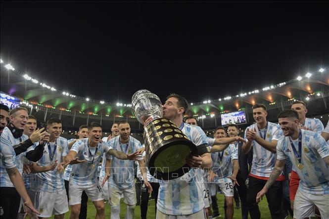 Trong ảnh (tư liệu): Cầu thủ Argentina Lionel Messi (giữa) ăn mừng cùng đồng đội sau khi giành chiến thắng trong trận chung kết Copa America 2021 gặp Brazil tại Rio de Janeiro, Brazil, ngày 10/7/2021. Ảnh: AFP/ TTXVN