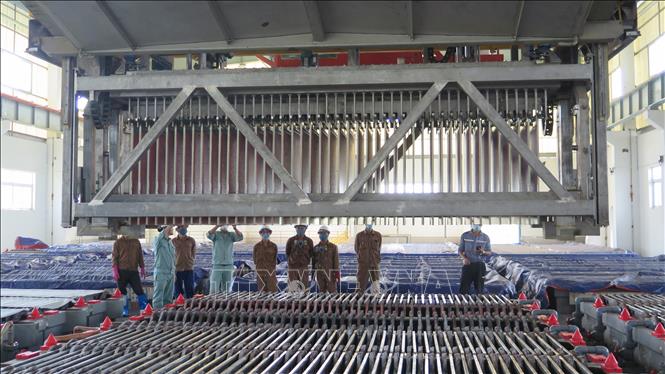 Sản xuất đồng tại phân xưởng điện phân thuộc Dự án mở rộng nâng công suất Nhà máy luyện đồng Lào Cai. Ảnh: Hồng Ninh-TTXVN
