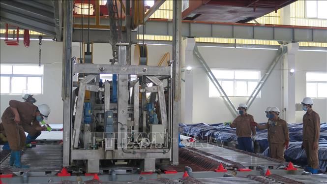 Sản xuất đồng tại phân xưởng điện phân thuộc Dự án mở rộng nâng công suất Nhà máy luyện đồng Lào Cai. Ảnh: Hồng Ninh-TTXVN