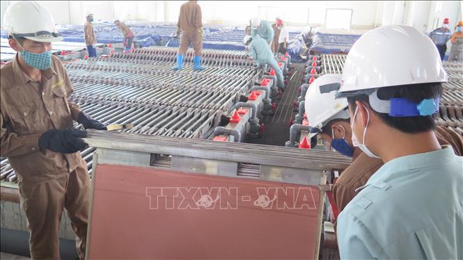 Sản xuất đồng tại phân xưởng điện phân thuộc Dự án mở rộng nâng công suất Nhà máy luyện đồng Lào Cai. Ảnh: Hồng Ninh-TTXVN