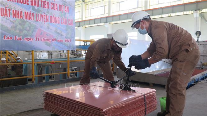 Đóng gói sản phẩm sau điện phân tại Nhà máy luyện đồng Lào Cai mở rộng. Ảnh: Hồng Ninh-TTXVN