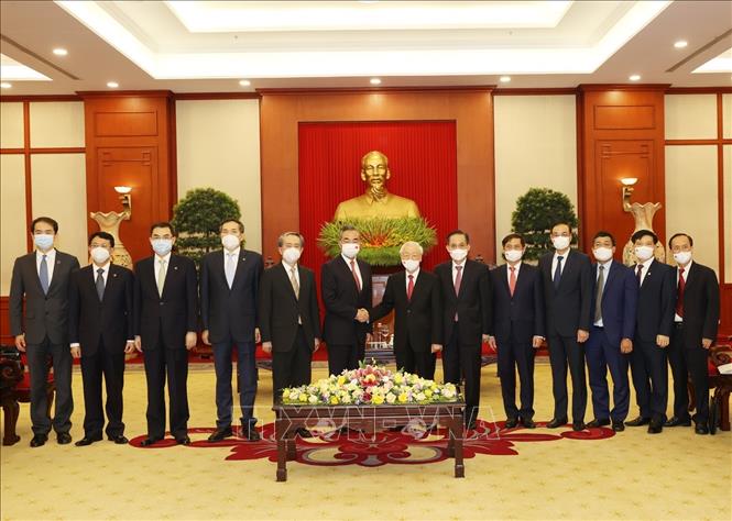 Tổng Bí thư Nguyễn Phú Trọng và Bộ trưởng Ngoại giao Trung Quốc Vương Nghị chụp ảnh chung với các đại biểu. Ảnh: Trí Dũng - TTXVN