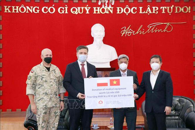 Trong ảnh: Đại sứ Ba Lan tại Việt Nam Wojciech Gerwel (thứ hai, từ trái sang) trao tượng trưng số trang thiết bị, vật tư y tế do Chính phủ Ba Lan tặng Việt Nam cho ông Nguyễn Trường Sơn, Thứ trưởng Bộ Y tế (thứ hai, từ phải sang) và ông Dương Anh Đức, Phó Chủ tịch UBND TP Hồ Chí Minh (ngoài cùng bên phải). Ảnh: Xuân Khu-TTXVN