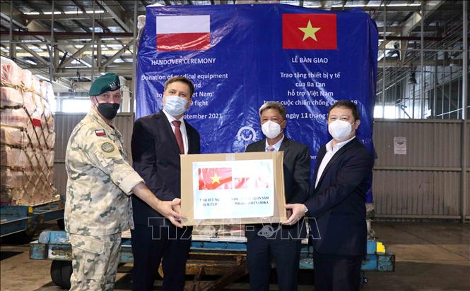 Trong ảnh: Đại sứ Ba Lan tại Việt Nam Wojciech Gerwel (thứ hai, từ trái sang) trao tượng trưng thiết bị, vật tư y tế do Chính phủ Ba Lan tặng Việt Nam cho ông Nguyễn Trường Sơn, Thứ trưởng Bộ Y tế (thứ hai, từ phải sang) và ông Dương Anh Đức, Phó Chủ tịch UBND TP Hồ Chí Minh (ngoài cùng bên phải). Ảnh: Xuân Khu-TTXVN