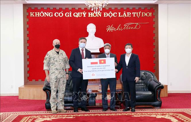 Trong ảnh: Đại sứ Ba Lan tại Việt Nam Wojciech Gerwel (thứ hai, từ trái sang) trao tượng trưng số trang thiết bị, vật tư y tế do Chính phủ Ba Lan tặng Việt Nam cho ông Nguyễn Trường Sơn, Thứ trưởng Bộ Y tế (thứ hai, từ phải sang) và ông Dương Anh Đức, Phó Chủ tịch UBND TP Hồ Chí Minh (ngoài cùng bên phải). Ảnh: Xuân Khu-TTXVN