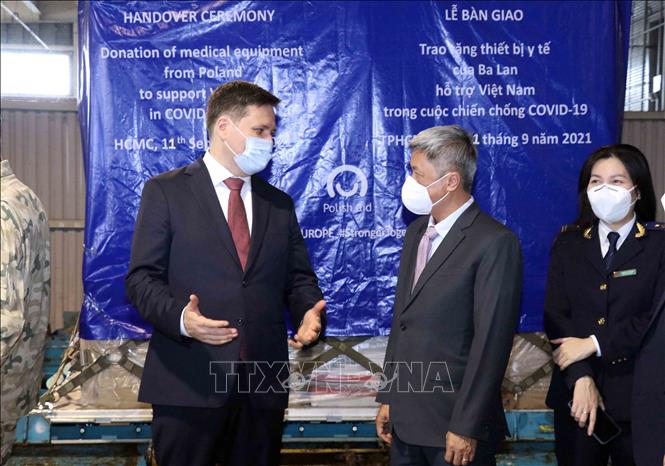 Trong ảnh: Đại sứ Ba Lan tại Việt Nam Wojciech Gerwel trao đổi với ông Nguyễn Trường Sơn, Thứ trưởng Bộ Y tế trong buổi lễ. Ảnh: Xuân Khu-TTXVN