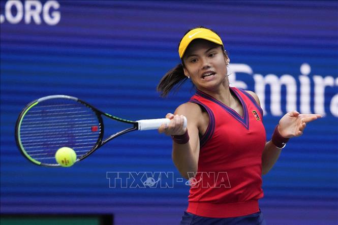 Trong ảnh:  Emma Raducanu trong trận chung kết với tay vợt Leylah Fernandez của Canada tại giải quần vợt Mỹ mở rộng (US Open) 2021 ở New York, ngày 11/9/2021. Ảnh: AFP/TTXVN