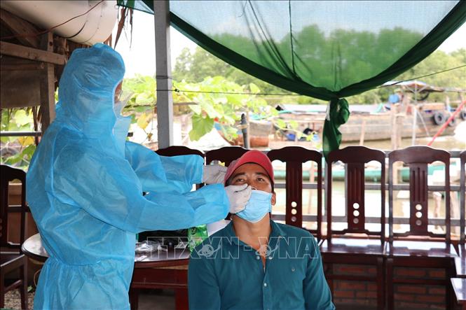 Trong ảnh: Test nhanh cho ngư dân trước khi lên bờ ở thị trấn Vàm Láng. Ảnh: Hữu Chí – TTXVN
