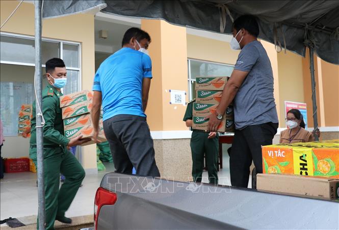 Trong ảnh: Đồn Biên phòng Kiểng Phước (Bộ đội Biên phòng tỉnh tiền Giang) hỗ trợ nhu yếu phẩm cho hộ dân trong khu vực phong tỏa. Ảnh: Hữu Chí – TTXVN