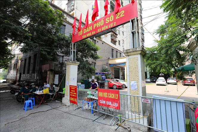 Trong ảnh: Khu vực phong tỏa Tòa A5 - khu đô thị Đền Lừ II. Ảnh: Thanh Tùng - TTXVN