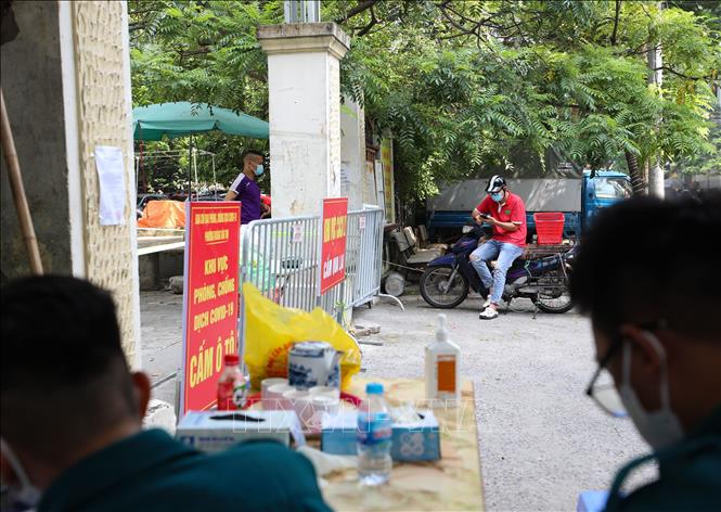 Trong ảnh: Khu vực phong tỏa Tòa A5 - khu đô thị Đền Lừ II. Ảnh: Thanh Tùng - TTXVN