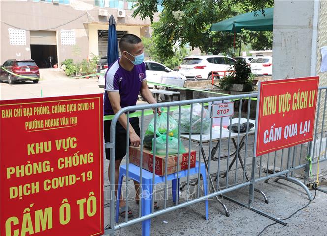 Trong ảnh: Người dân nhận đồ chuyển từ bên ngoài vào. Ảnh: Thanh Tùng - TTXVN