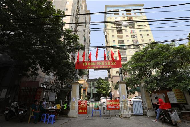Trong ảnh: Phường Hoàng Văn Thụ đã thực hiện phun khử khuẩn toàn bộ khu vực sảnh tầng 1 của tòa nhà, tổ chức lấy mẫu tất cả các gia đình trong khu vực tạm thời phong tỏa, đồng thời tiếp tục tiến hành điều tra dịch tễ. Ảnh: Thanh Tùng - TTXVN
