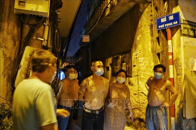Trong ảnh: Một số người dân đã ra đường sau khi biết tin dỡ bỏ phong tỏa ngõ 105 Vọng Hà, phường Chương Dương. Ảnh: Thành Đạt - TTXVN 