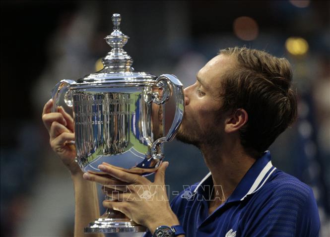 Trong ảnh: Cây vợt người Nga Daniil Medvedev giành Cúp vô địch US Open 2021 sau khi thắng thuyết phục tay vợt số 1 thế giới Novak Djokovic, tại lễ trao giải ở New York (Mỹ) ngày 12/9/2021. Ảnh: AFP/TTXVN