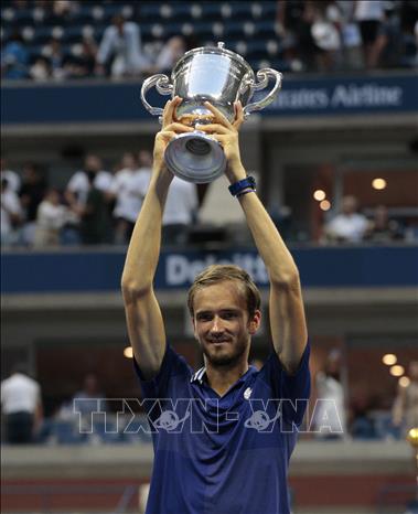 Trong ảnh: Cây vợt người Nga Daniil Medvedev giành Cúp vô địch US Open 2021 sau khi thắng thuyết phục tay vợt số 1 thế giới Novak Djokovic, tại lễ trao giải ở New York (Mỹ) ngày 12/9/2021. Ảnh: AFP/TTXVN