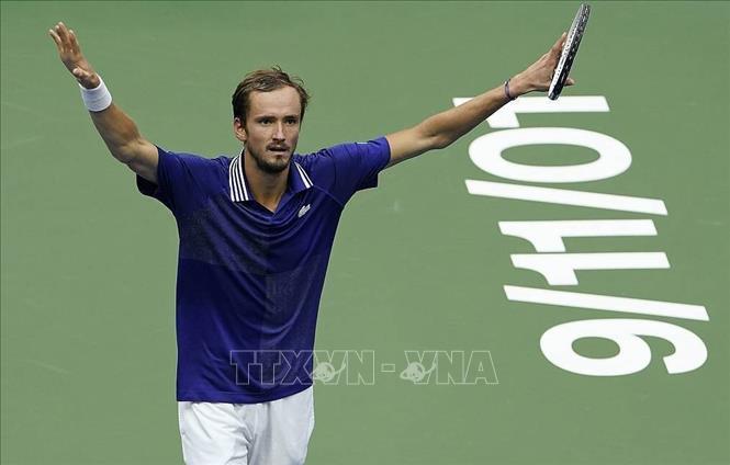 Trong ảnh: Cây vợt người Nga Daniil Medvedev giành chiến thắng thuyết phục trước tay vợt số 1 thế giới Novak Djokovic trong chung kết US Open 2021 ở New York (Mỹ) ngày 12/9/2021. Ảnh: AP/TTXVN