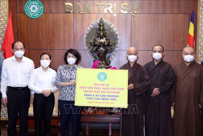 Trong ảnh: Bà Tô Thị Bích Châu, Chủ tịch Ủy ban MTTQ Việt Nam Thành phố tiếp nhận số xe cứu thương do Giáo hội Phật giáo Việt Nam Thành phố và các nhà hảo tâm trao tặng. Ảnh: Xuân Khu-TTXVN