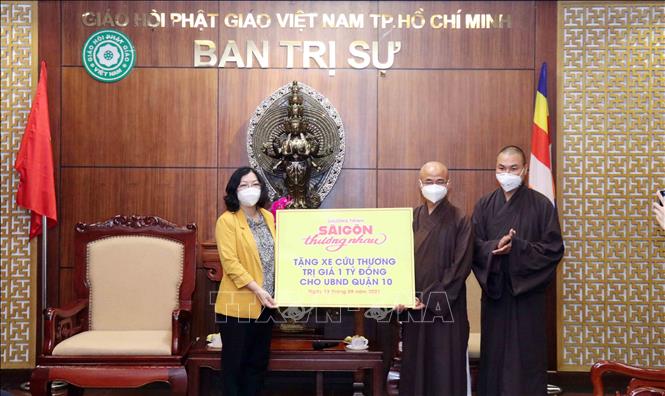 Trong ảnh: Bà Nguyễn Thị Thu Hường, Chủ tịch UBND Quận 10 Thành phố Hồ Chí Minh tiếp nhận  xe cứu thương do chương trình thiện nguyện 