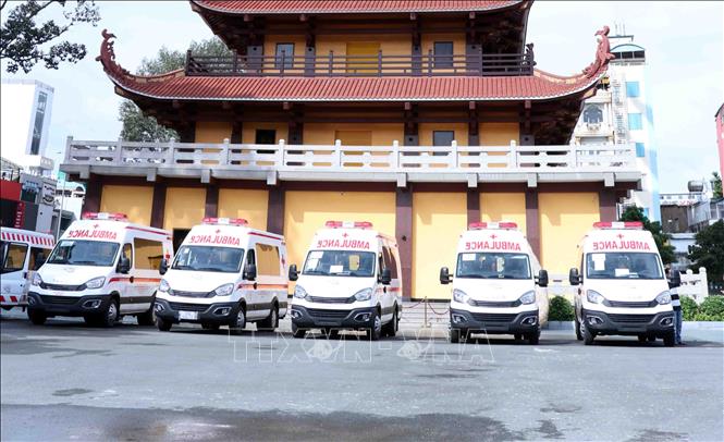 Trong ảnh: Xe cứu thương do Hội Từ thiện chùa Tường Nguyên và các nhà hảo tâm quyên góp được Ban Trị sự Giáo hội Phật giáo Việt Nam Thành phố trao tặng đến các bệnh viện trên địa bàn Thành phố và tỉnh Bến Tre. Ảnh: Xuân Khu-TTXVN