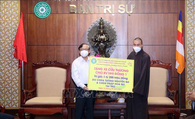 Trong ảnh: Đại đức Thích Minh Phú, Phó Trưởng Ban kiêm Chánh thư ký Ban Từ thiện Xã hội, Giáo hội Phật giáo Việt Nam Thành phố, trụ trì Chùa Tường Nguyên, Quận 4 trao xe cứu thương cho ông Nguyễn Thanh Hùng, Giám đốc Bệnh viện Nhi đồng 1. Ảnh: Xuân Khu-TTXVN