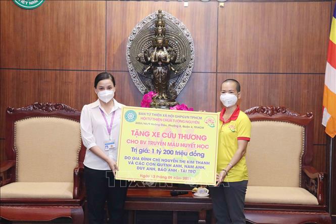Trong ảnh: Bà Nguyên Hạnh, Thư ký Hội từ thiện Chùa Tường Nguyên (phải) trao xe cứu thương tặng Bệnh viện Truyền máu huyết học. Ảnh: Xuân Khu-TTXVN