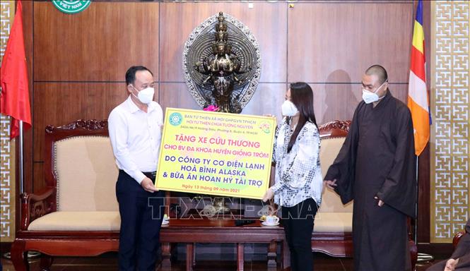 Trong ảnh: Ông Lê Văn Nhân, Chủ tịch UBND huyện Giồng Trôm, tỉnh Bến Tre (ngoài cùng bên trái) tiếp nhận xe cứu thương do Hội Từ thiện chùa Tường Nguyên và các nhà tài trợ tặng. Ảnh: Xuân Khu-TTXVN