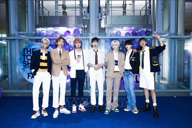 Trong ảnh: BTS - nhóm nhạc đến từ Hàn Quốc - đã giành những giải thưởng đầu tiên: Nhóm nhạc của năm và Best K-Pop tại Lễ trao giải MTV Video Music Awards 2021 (MTV VMAs) ở Brooklyn, New York (Mỹ) ngày 12/9/2021. Ảnh: YONHAP/TTXVN