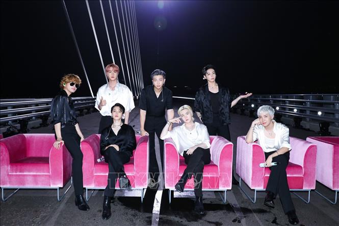 Trong ảnh: BTS - nhóm nhạc đến từ Hàn Quốc - đã giành những giải thưởng đầu tiên: Nhóm nhạc của năm và Best K-Pop tại Lễ trao giải MTV Video Music Awards 2021 (MTV VMAs) ở Brooklyn, New York (Mỹ) ngày 12/9/2021. Ảnh: YONHAP/TTXVN