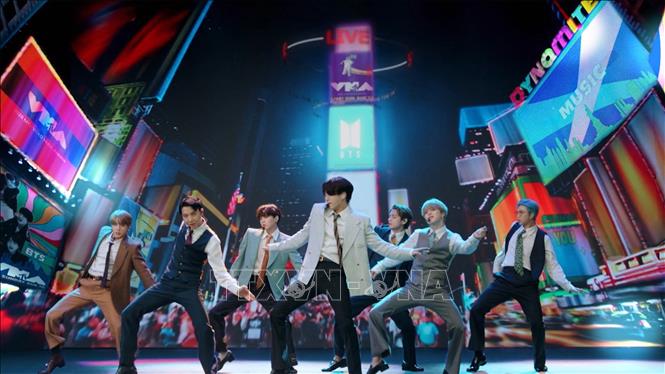 Trong ảnh: BTS - nhóm nhạc đến từ Hàn Quốc - đã giành những giải thưởng đầu tiên: Nhóm nhạc của năm và Best K-Pop tại Lễ trao giải MTV Video Music Awards 2021 (MTV VMAs) ở Brooklyn, New York (Mỹ) ngày 12/9/2021. Ảnh: YONHAP/TTXVN