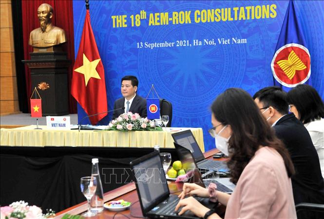 Photo: Minister of Industry and Trade Nguyen Hong Dien chairs the meeting. VNA Photo: Trần Việt