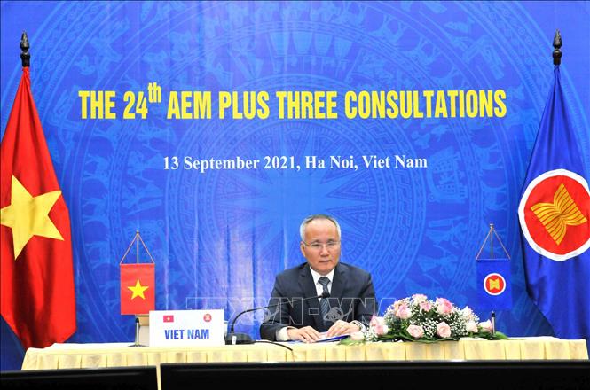 Photo: Deputy Minister of Industry and Trade Tran Quoc Khanh chairs the meeting. VNA Photo: Trần Việt