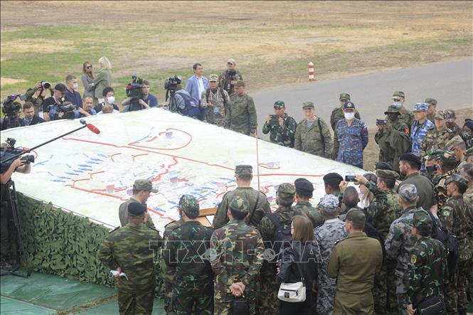 Trong ảnh: Đoàn Tùy viên quân sực nước ngoài tham quan các giai đoạn tập trận Zapad-2021 tại thao trường Mulino. Ảnh: Duy trinh - PV TTXVN tại Nga