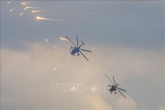 Trong ảnh: Các biên đội trực thăng tấn công Mi-28N hỗ trợ hỏa lực cho các lực lượng trên mặt đất. Ảnh: Trần Hiếu - PV TTXVN tại Nga