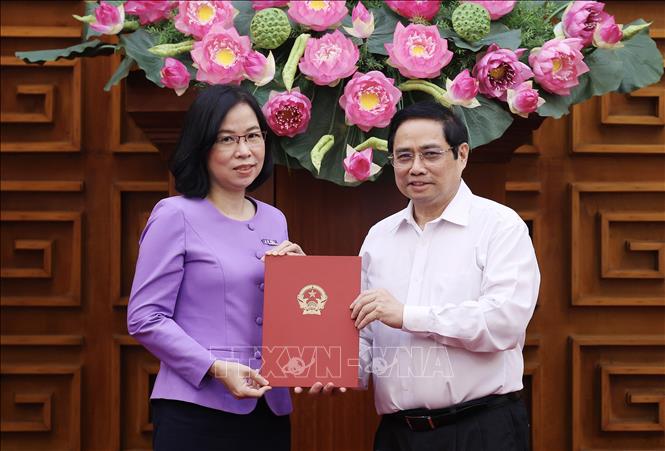 Photo: Prime Minister Pham Minh Chinh hands over appointment decision to new VNA General Director Vu Viet Trang on September 14. VNA Photo: Dương Giang