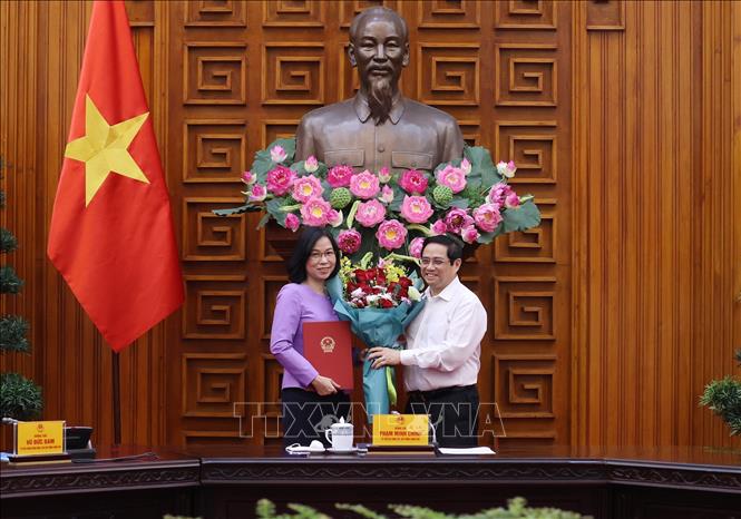 Photo: Prime Minister Pham Minh Chinh hands over appointment decision to new VNA General Director Vu Viet Trang on September 14. VNA Photo: Dương Giang