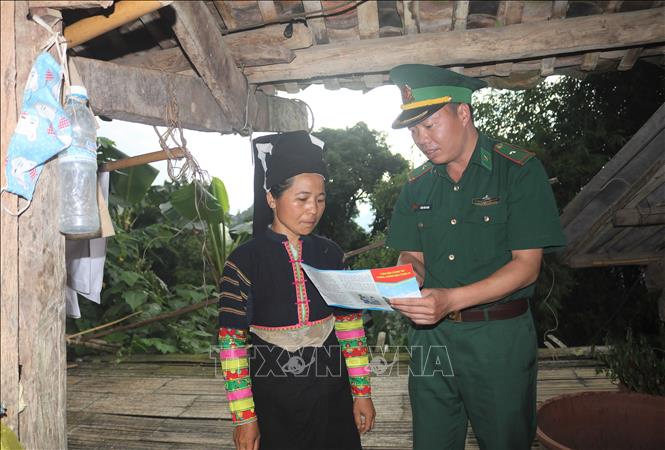 Trong ảnh: Bộ đội biên phòng tuyên truyền để người Lô Lô ở xóm Ngoàm Lồm, xã Cô Ba (Bảo Lạc, Cao Bằng) thay đổi các phong tục tập quán lạc hậu. Ảnh: Chu Hiệu - TTXVN