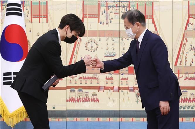 Trong ảnh: Tổng thống Hàn Quốc Moon Jae-in (phải) và một trong các thành viên nhóm nhạc BTS tại lễ bổ nhiệm nhóm này làm đặc phái viên của Tổng thống về tương lai và văn hóa, ở Seoul ngày 14/9/2021. Ảnh: Yonhap/TTXVN