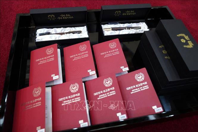 Trong ảnh: Hộ chiếu ngoại giao được cấp cho các thành viên nhóm nhạc BTS khi nhóm này được bổ nhiệm làm đặc phái viên của Tổng thống Hàn Quốc về tương lai và văn hóa ngày 14/9/2021. Ảnh: Yonhap/TTXVN