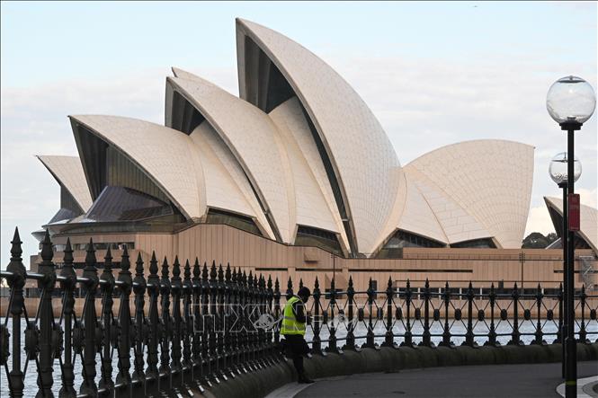 Trong ảnh: Nhân viên an ninh gác tại khu vực Nhà hát Opera ở Sydney, khi lệnh phong toả nhằm hạn chế lây lan dịch COVID-19 được thực thi, ngày 27/8/2021. Ảnh: AFP/TTXVN