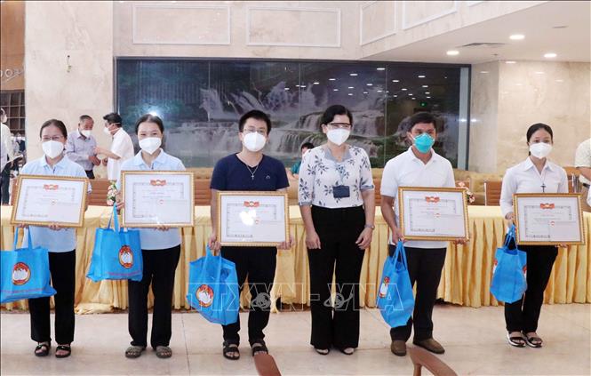 Trong ảnh: Thành phố Hồ Chí Minh tri ân các tình nguyện viên đã hoàn thành xuất sắc nhiệm vụ hỗ trợ lực lượng tuyến đầu chống dịch tại bệnh viện điều trị bệnh nhân COVID-19. Ảnh: Xuân Khu- TTXVN