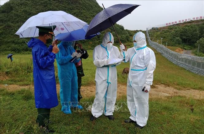 Đồn Biên phòng Xín Cái phối hợp với Công an huyện Mèo Vạc, Hà Giang làm thủ tục tiếp nhận công dân. Ảnh: Nguyễn Chiến - TTXVN