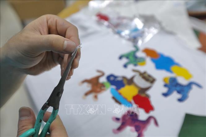 Đôi bàn tay khéo léo của người thợ 