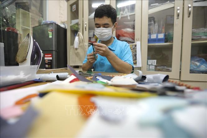 Các chi tiết của sản phẩm được làm ra từ những mảnh vải vụn nhiều màu sắc. Ảnh: Minh Quyết - TTXVN