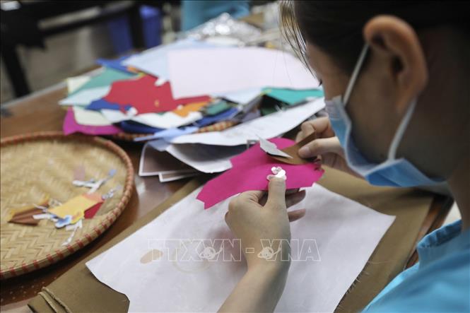 Các chi tiết của sản phẩm được tạo ra từ những mảnh vải vụn nhiều màu sắc. Ảnh: Minh Quyết - TTXVN