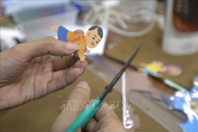 Đôi bàn tay khéo léo của người thợ tạo ra các chi tiết cho sản phẩm độc đáo. Ảnh: Minh Quyết - TTXVN