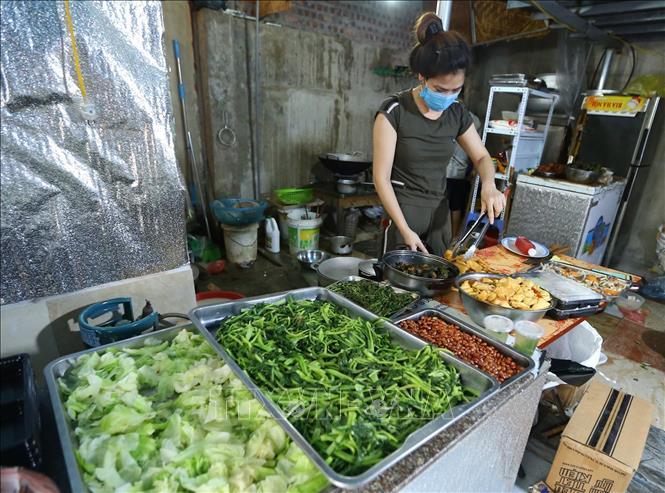 Trong ảnh: Một quán cơm chuẩn bị mở cửa phục vụ khách mang về từ trưa 16/9. Ảnh: Hoàng Hiếu - TTXVN 