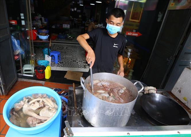 Trong ảnh: Một cửa hàng ăn tại phường Dịch Vọng Hậu (Cầu Giấy) chuẩn bị mở cửa trở lại. Ảnh: Hoàng Hiếu - TTXVN 