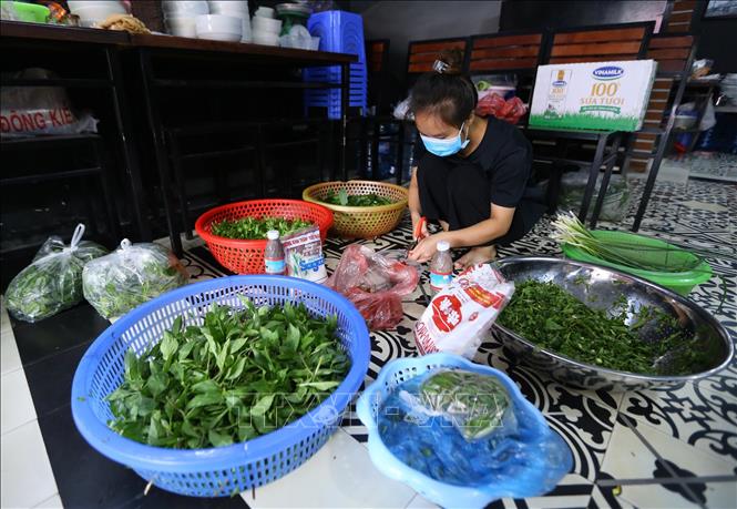 Trong ảnh: Một cửa hàng ăn tại phường Dịch Vọng Hậu (Cầu Giấy) chuẩn bị đồ bán trưa 16/9. Ảnh: Hoàng Hiếu - TTXVN 