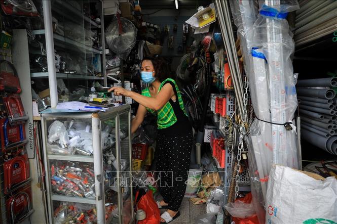 Trong ảnh: Cửa hàng đồ gia dụng trên phố Đội Cấn, quận Ba Đình chờ đến giờ mở cửa trở lại. Ảnh: Thành Đạt - TTXVN